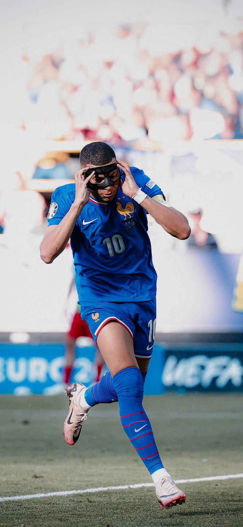 梅州客家因财务危机降级，未能延续奇迹，暴露中国足球现实困境。（财务危机致梅州客家降级，奇迹难续，折射中国足球困局）