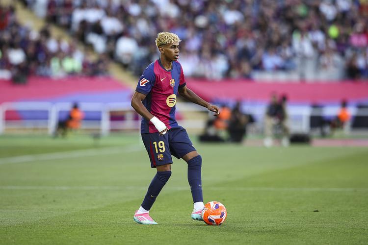 拜仁新战术体系攻守兼备（拜仁战术革新，攻防兼修）