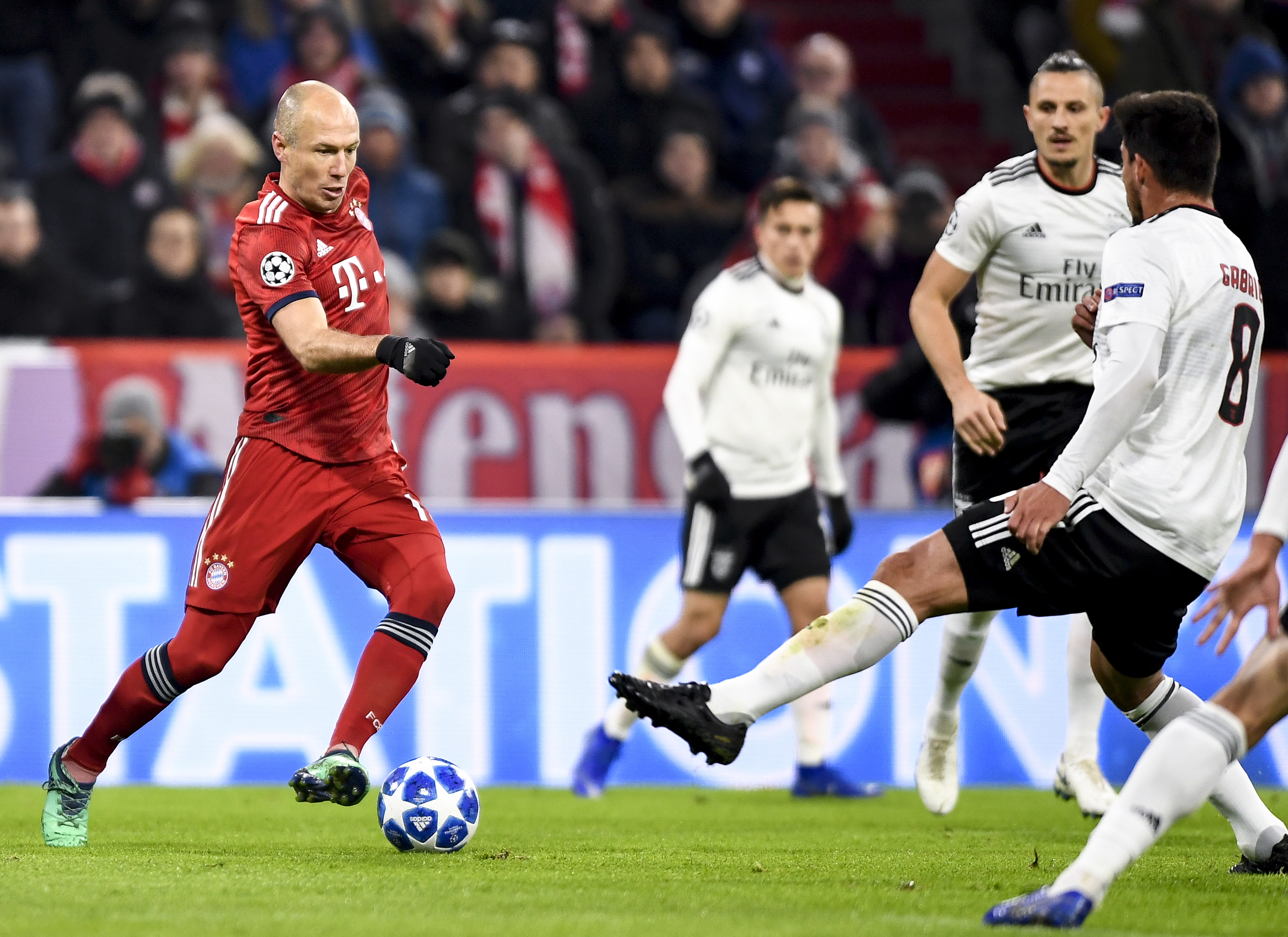 澳超半场：桑托斯破门被吹，麦克阿瑟暂0-0墨尔本胜利（澳超半场战报：桑托斯进球遭判无效，麦克阿瑟与墨尔本胜利0-0互交白卷）