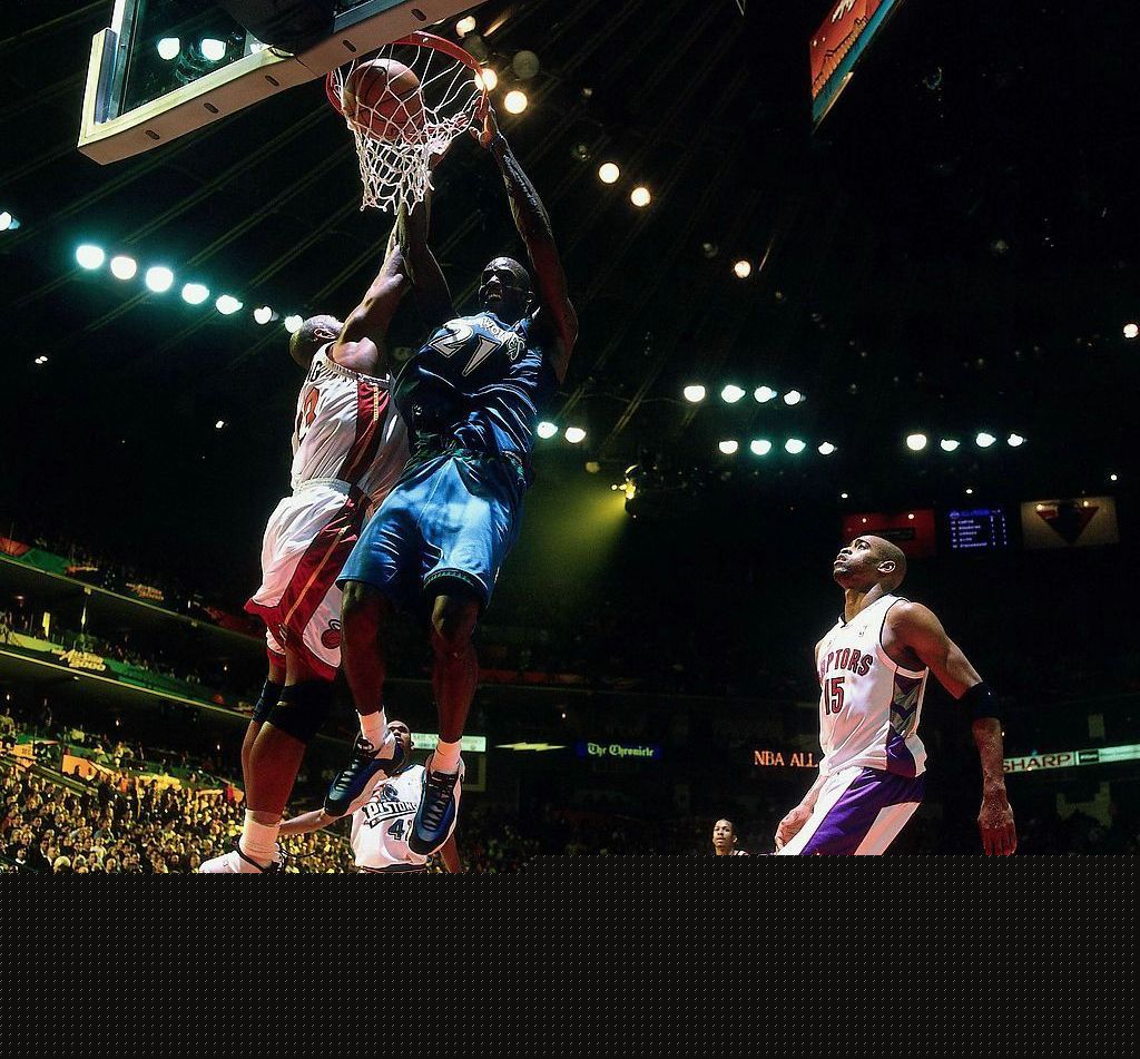 马丁内斯谈C罗肘击被罚下：那不是暴力行为，而是对挑衅的反应（马丁内斯：C罗肘击染红非暴力，只是对挑衅的回应）