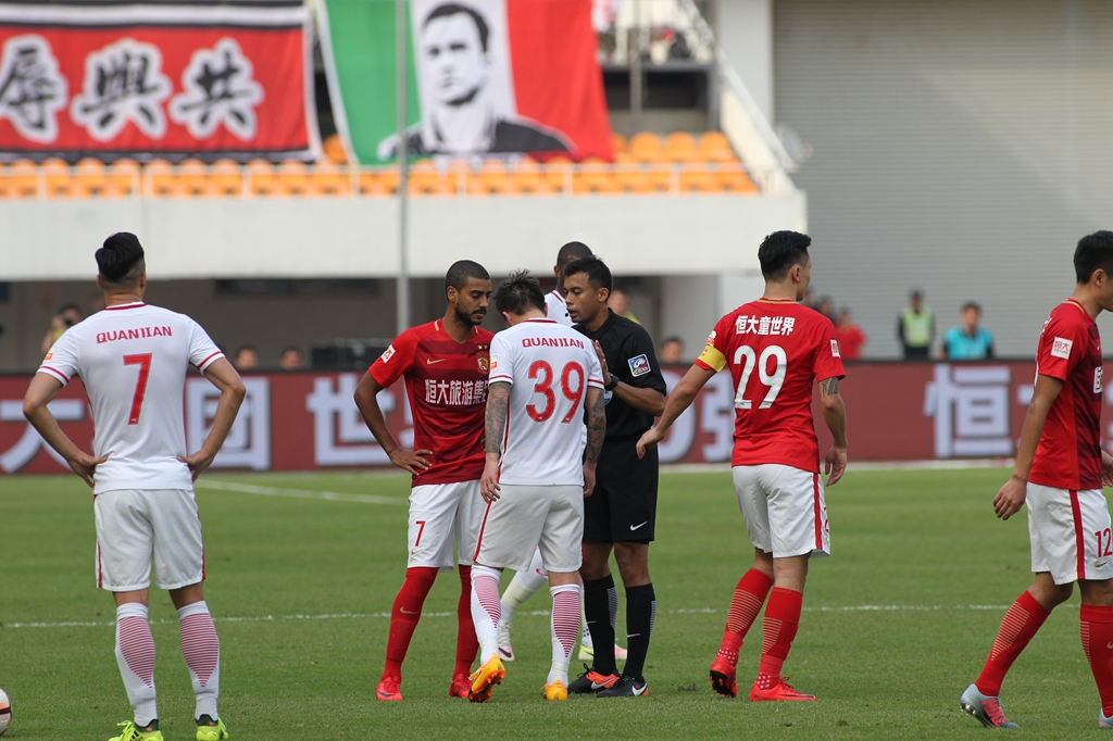 8胜1平，皇马在蒂尔潘执法的欧冠比赛中保持着不败成绩（蒂尔潘主哨欧冠，皇马9战不败：8胜1平）