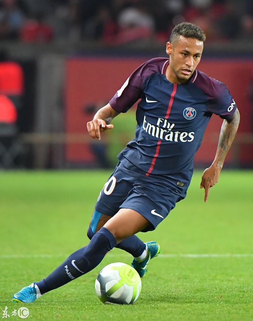 齐达内晒和樊振东打球照片，足球界与乒乓球界梦幻联动，网友：好帅！（齐达内晒与樊振东对打合影，足坛乒坛梦幻同框，网友直呼：太帅了！）